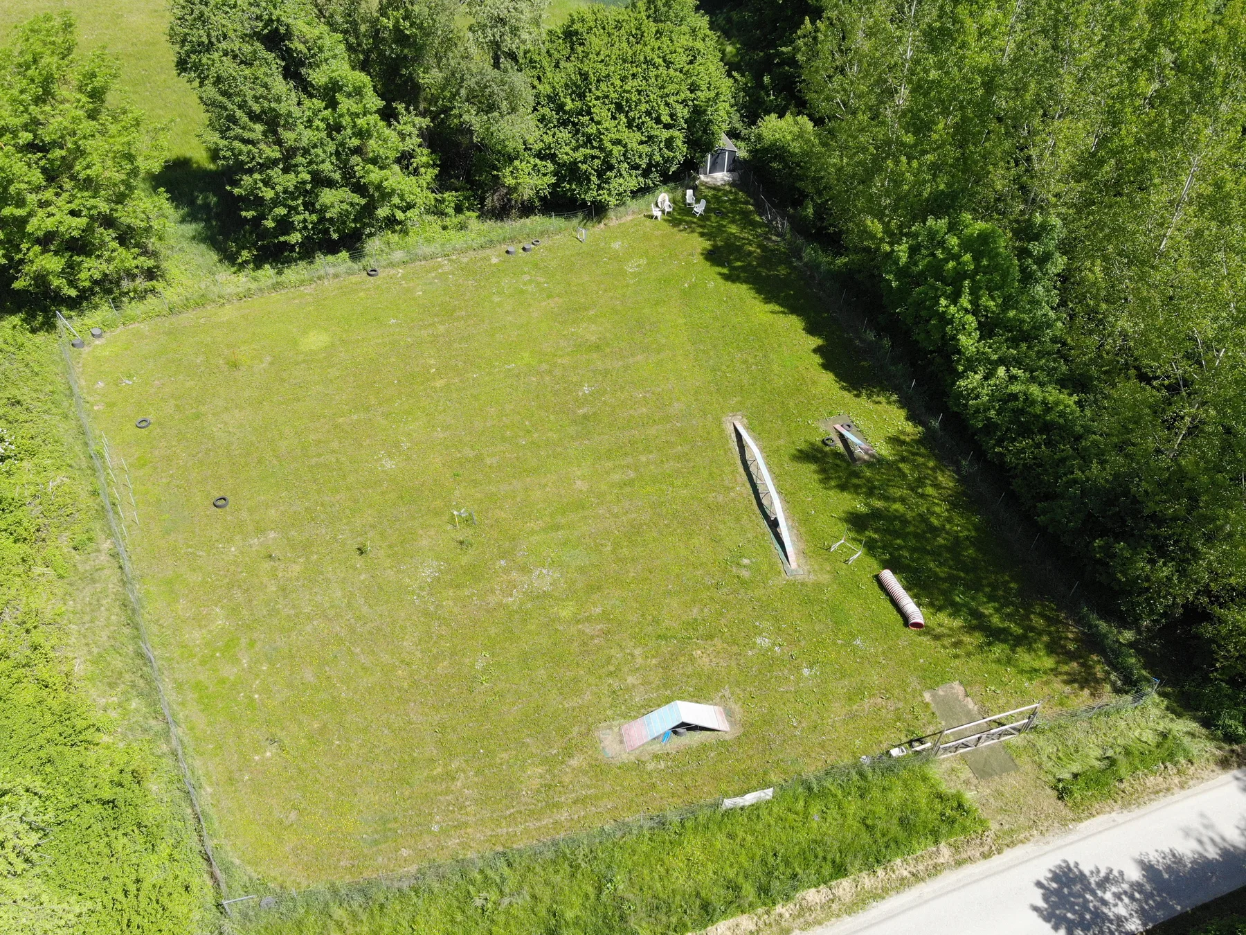 Luftaufnahme des Dogrelation Trainingsgeländes in Steyr-Wolfern – Drohnenfoto der naturbelassenen Wiese