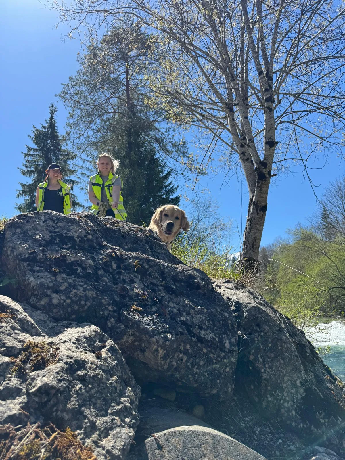 Mantrailing-Team am Flussufer – Trainerinnen mit Golden Retriever auf Felsen in der Natur – Dogrelation (Bild 15)
