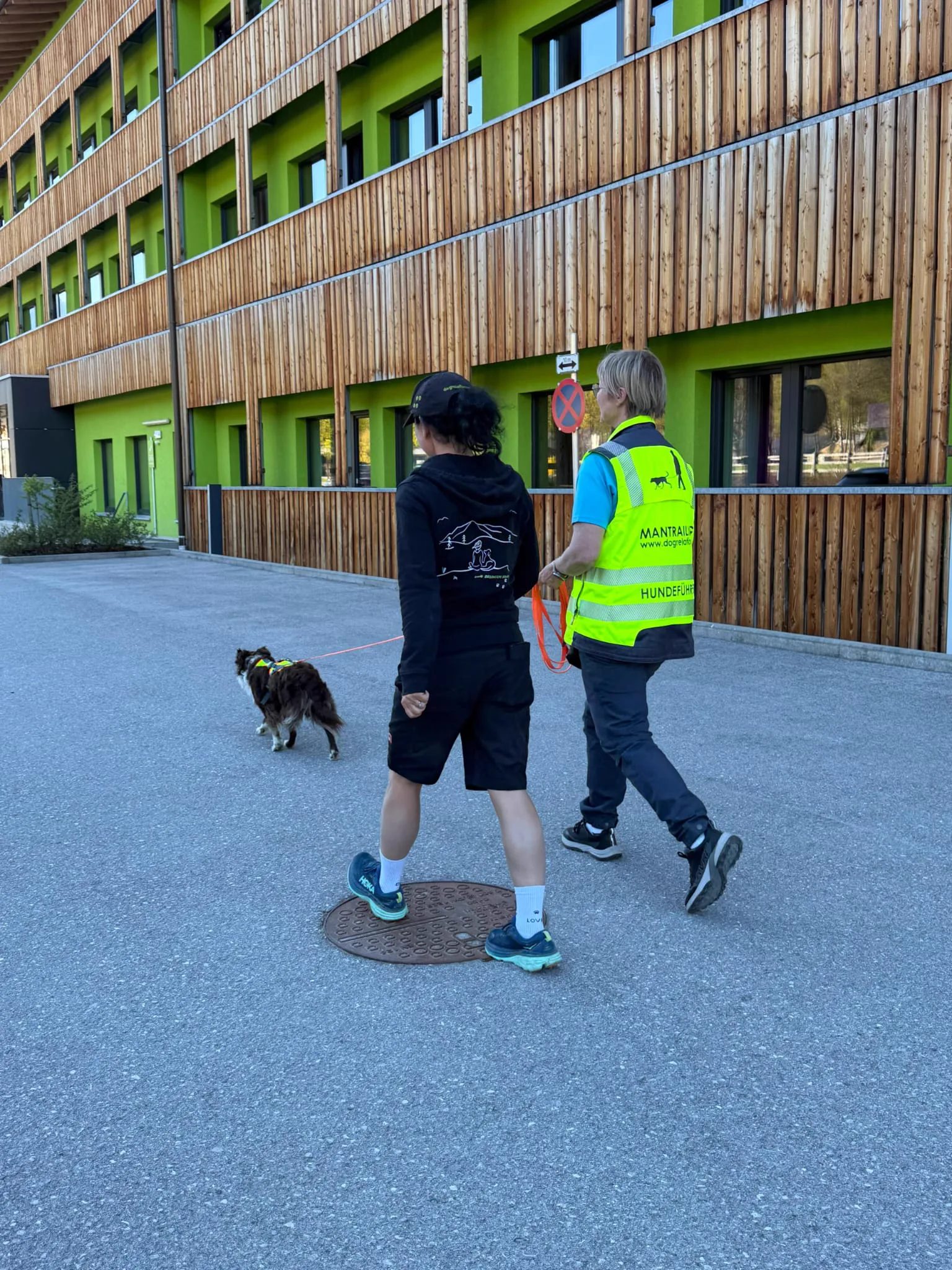 Mantrailing urban – Hundeführerteam mit Border Collie vor modernem Gebäude – Dogrelation (Bild 19)